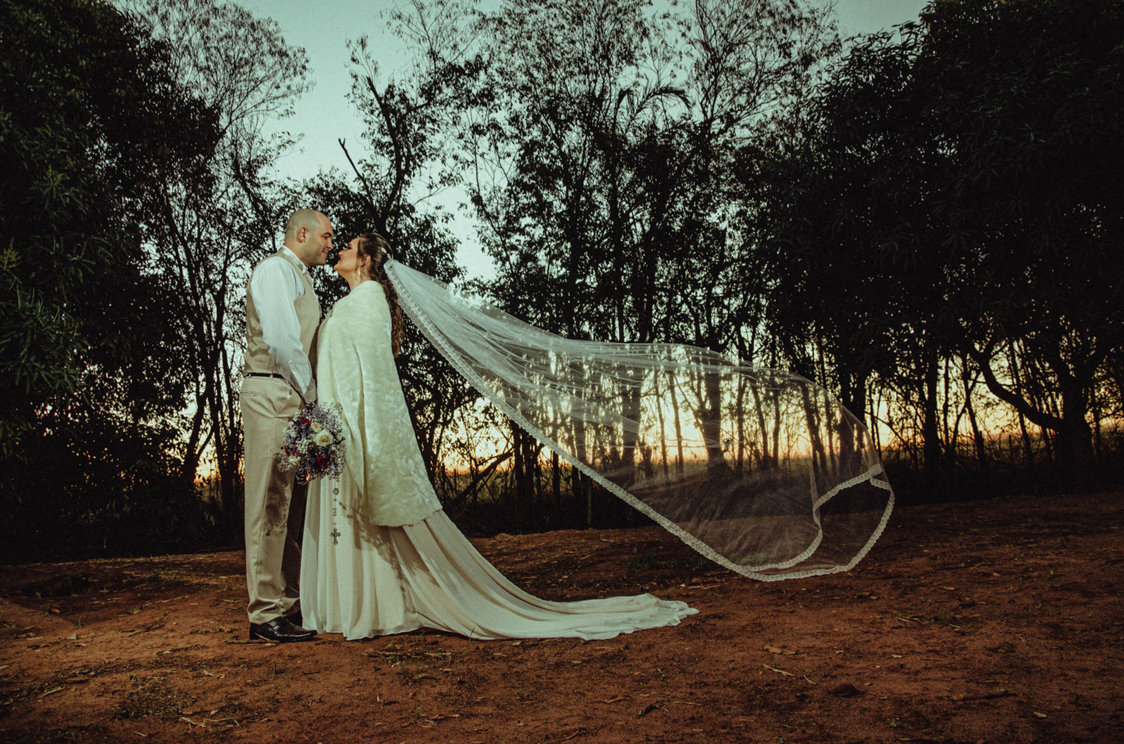 Foto Casamento Lívia e Leandro - Novo Horizonte Foto Casamento Lívia e Leandro - Novo Horizonte - Imagem 100