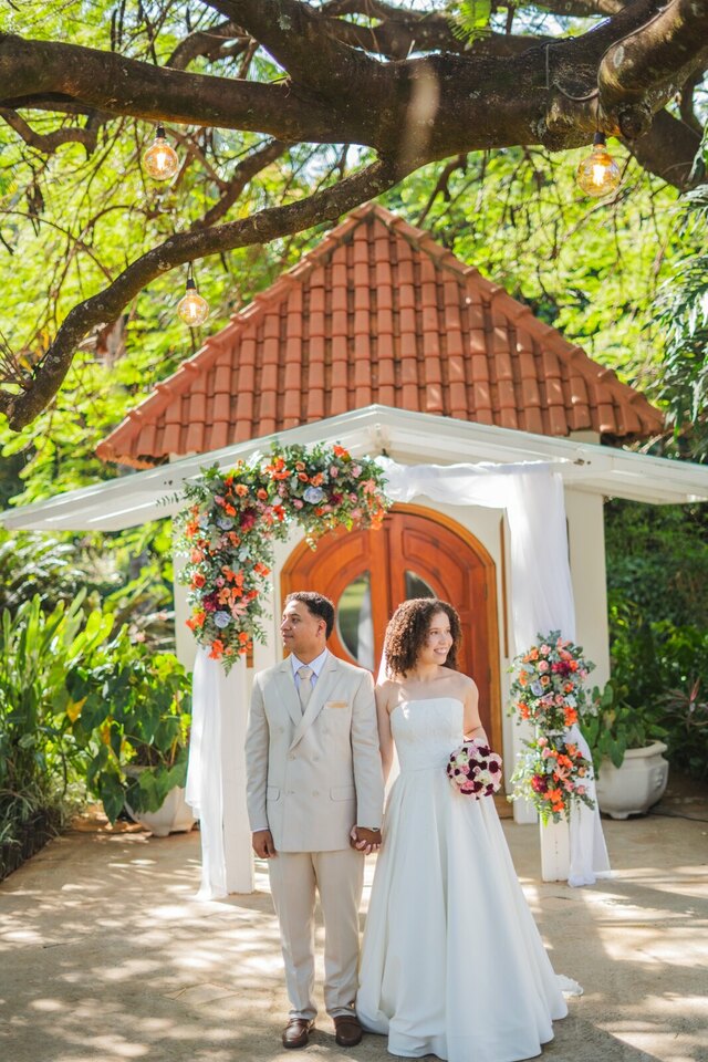 Casamento de Karine e Vitor realizado na Chácara Flor de Maio, em São José do Rio Preto. Uma cerimônia pela manhã marcada por emoção, votos sinceros e momentos espontâneos em meio à natureza.